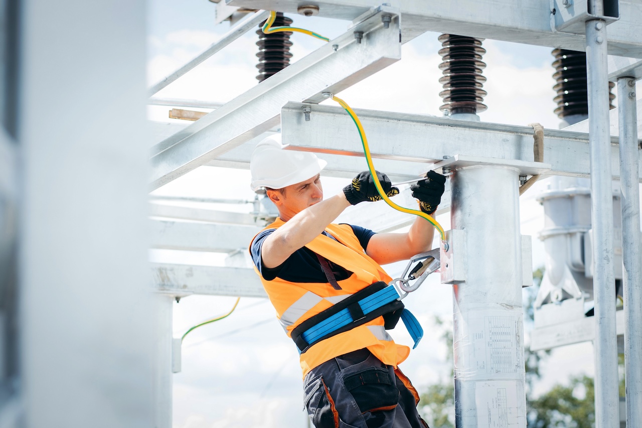 obrero trabajando en tendido eléctrico