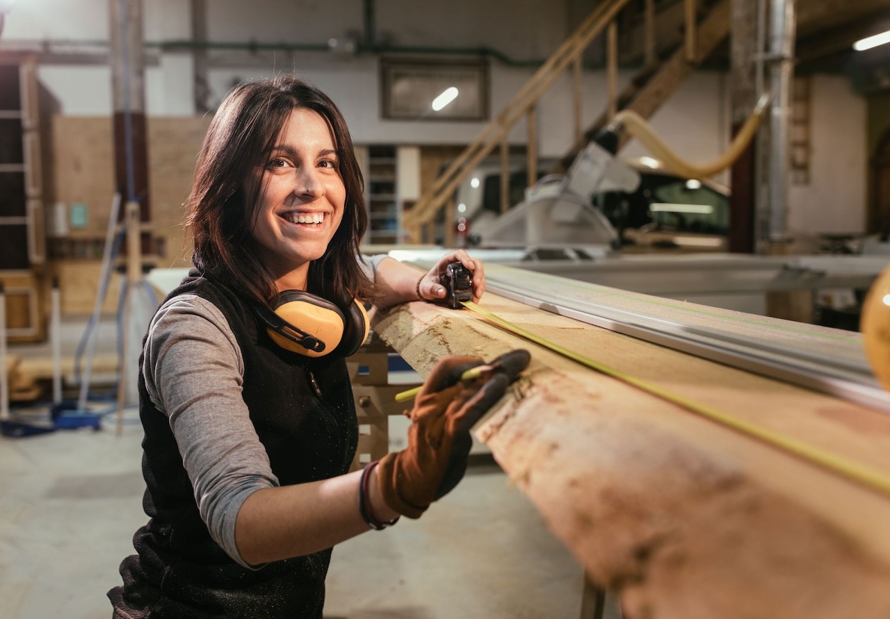 mujer trabajando en taller con madera