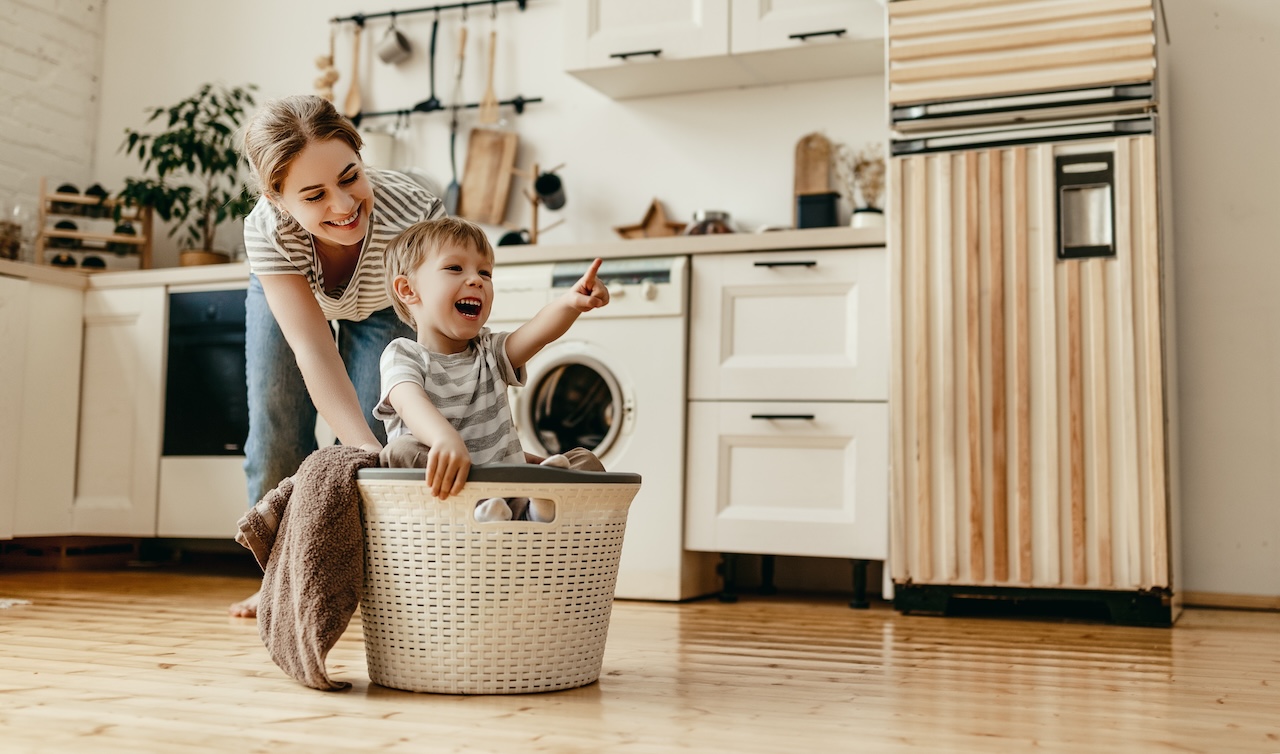 madre e hijo haciendo la colada y jugando