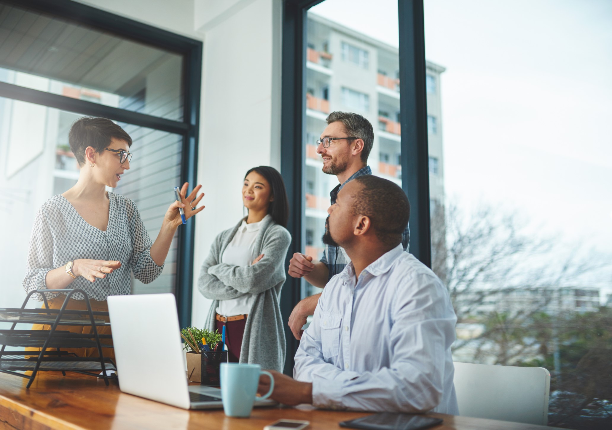 Empleados reunidos en una oficina