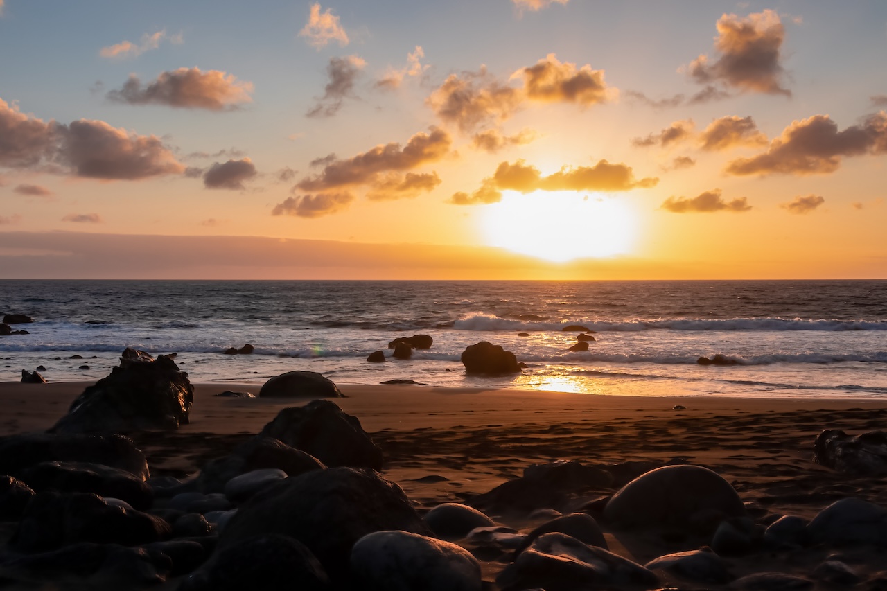 playa con atardecer