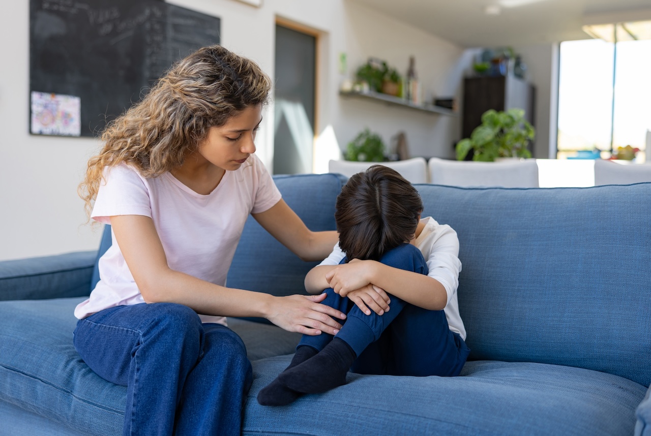 madre consolando a su hijo pequeño