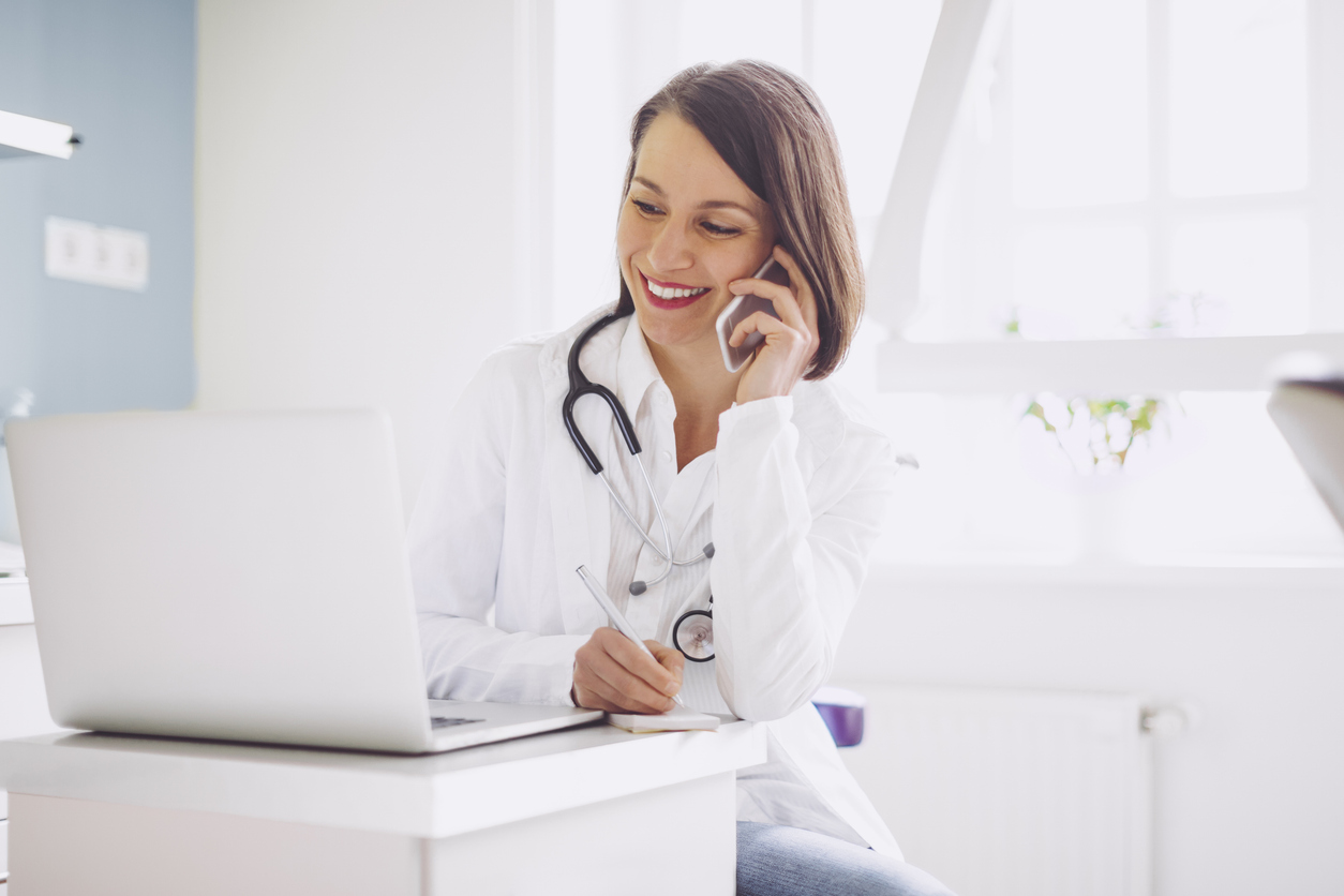 doctora atendiendo a paciente por teléfono