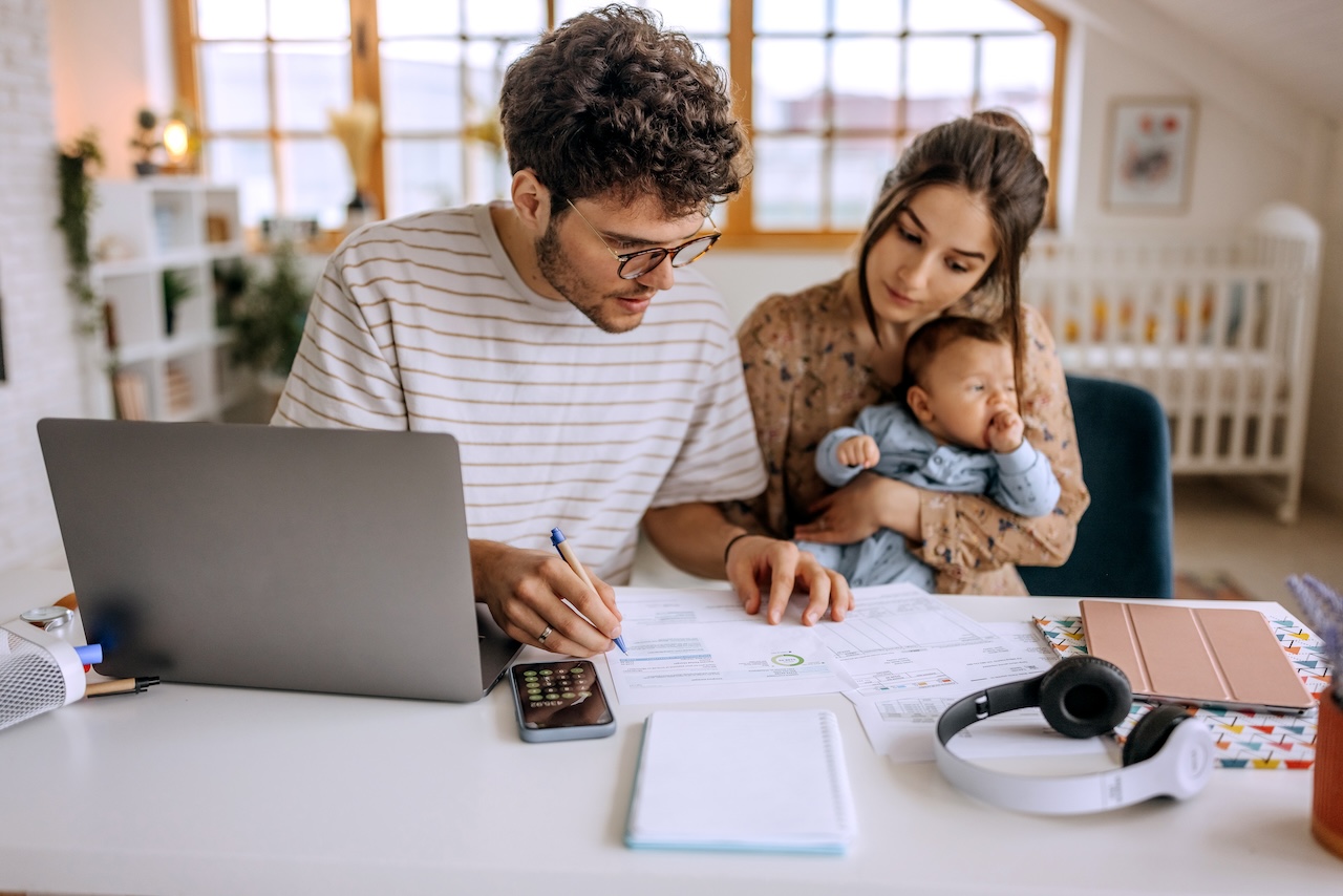 familia joven haciendo números delante del ordenador