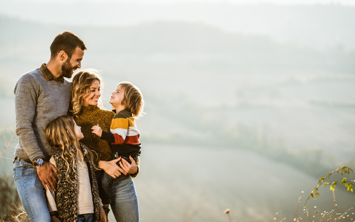 familia con hijos de excursión por el monte