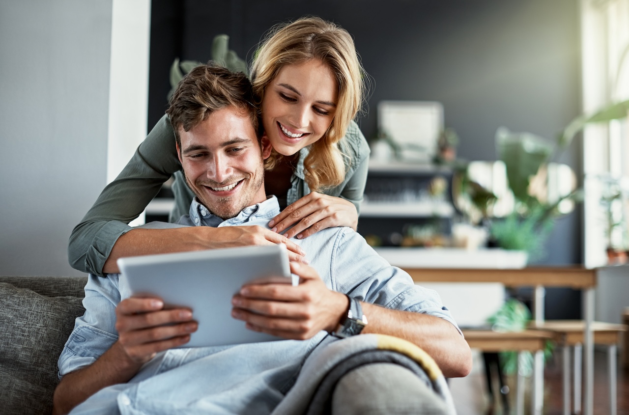 pareja joven consultando una tablet