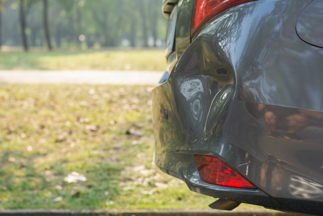 golpe en lateral trasero de coche