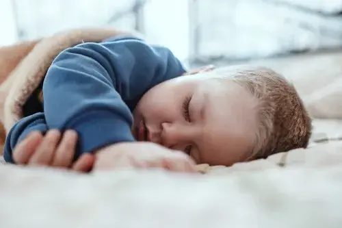 ¿Por qué los niños se deben echar la siesta?