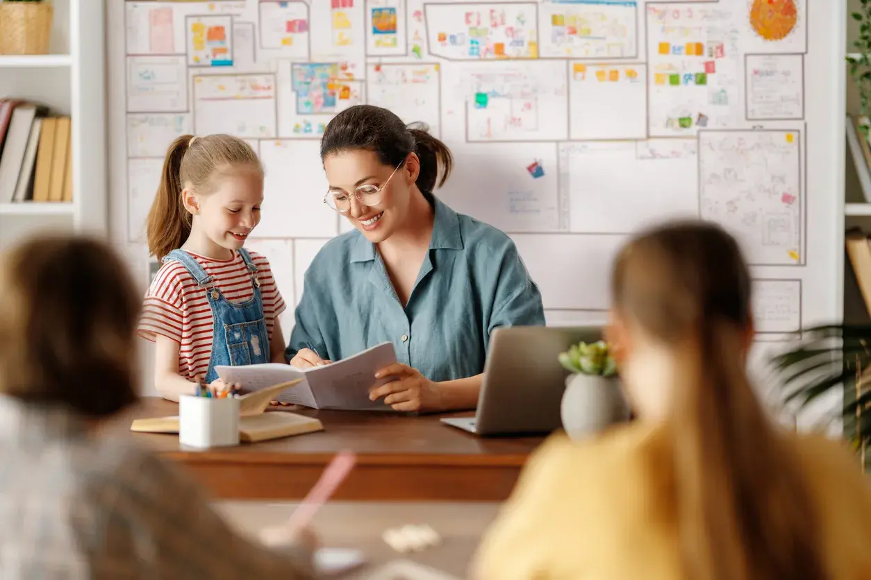 Profesora con alumnos de educación infantil