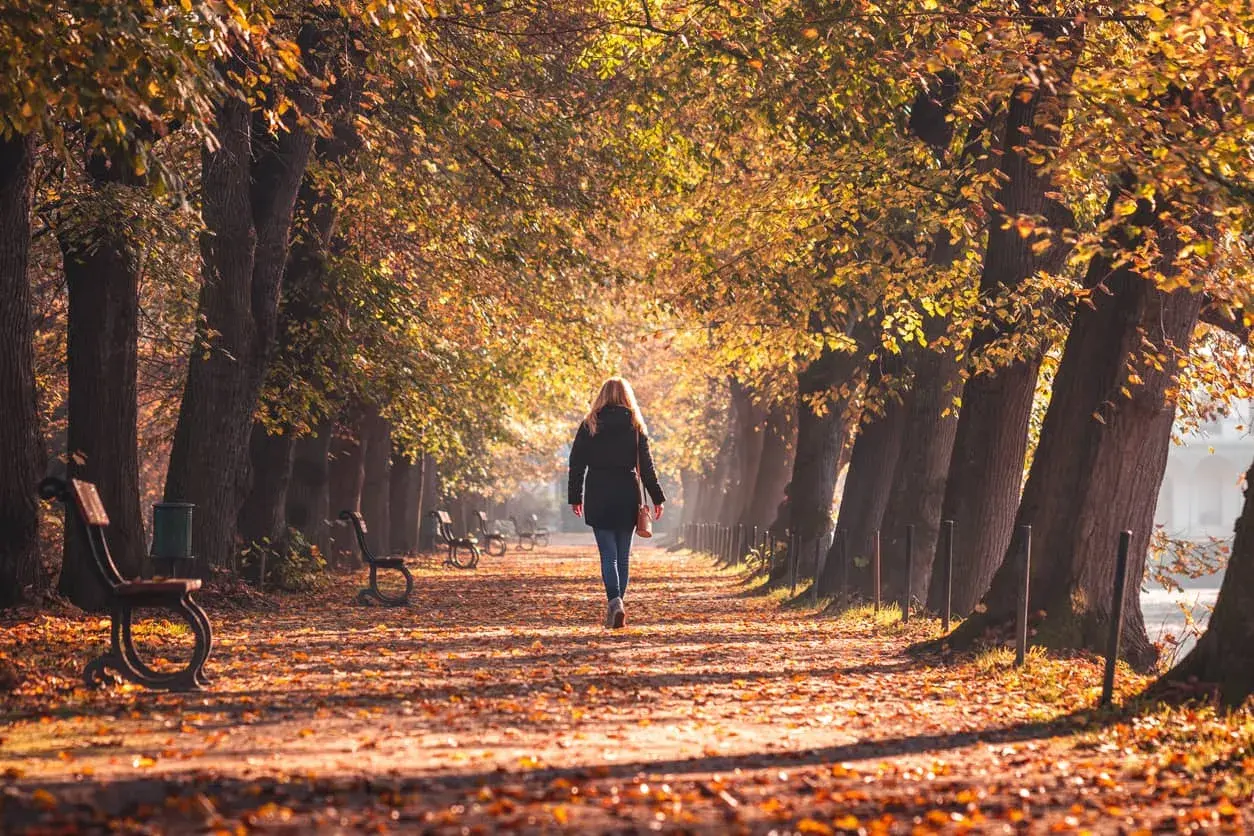 Mujer paseo parque