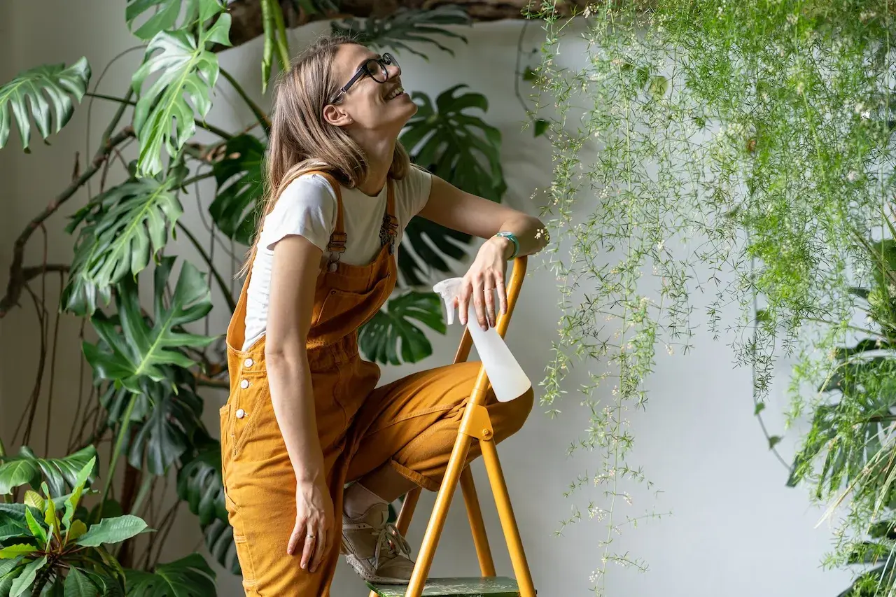 mujer pintando pared