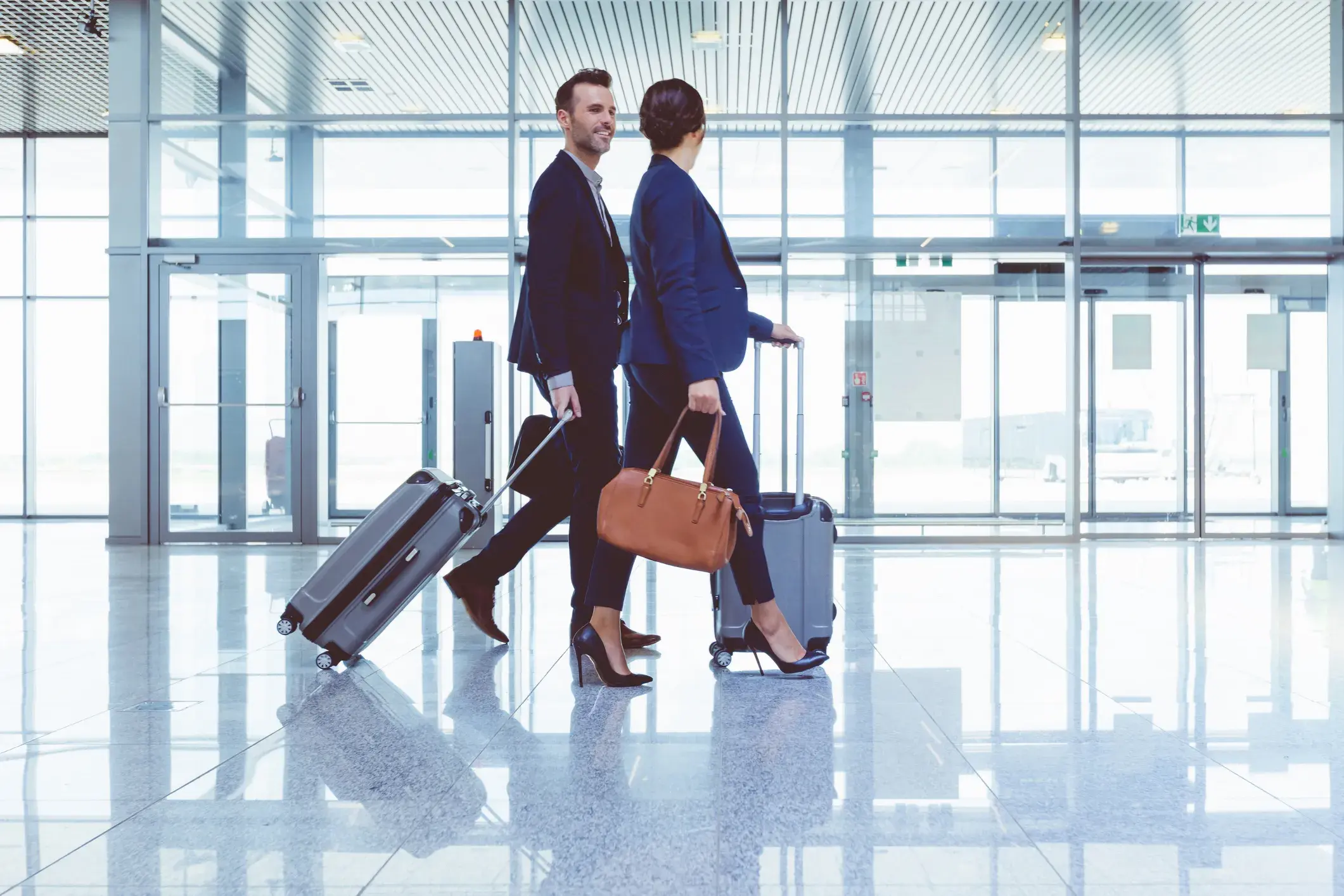 Gente de negocios camina con equipaje dentro del aeropuerto