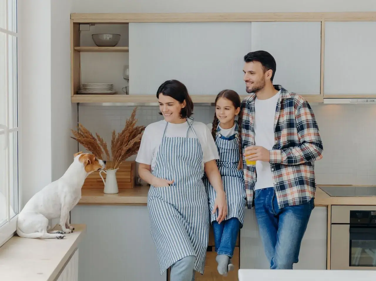 familia con perro en la cocina