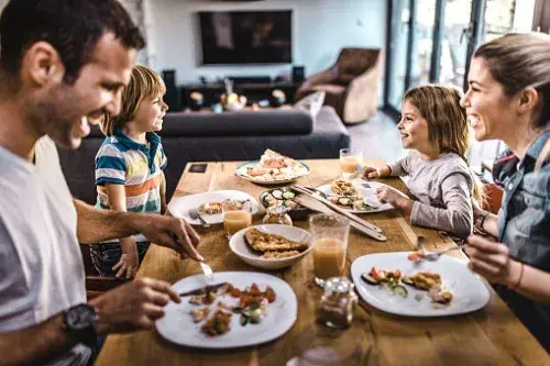 Los beneficios de comer en familia