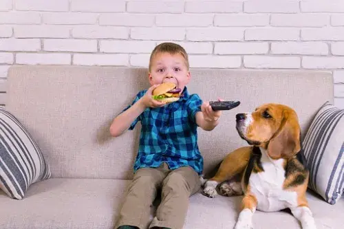 Comer frente al televisor y obesidad infantil